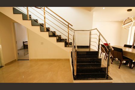 Casa para alugar com 600m², 6 quartos e 4 vagasEscada