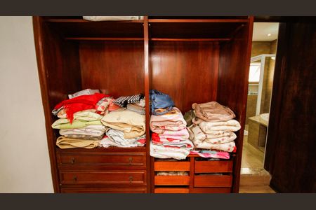 Casa para alugar com 600m², 6 quartos e 4 vagasCloset da suíte 3