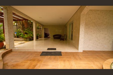 Casa para alugar com 600m², 6 quartos e 4 vagasEntrada