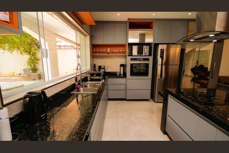 Casa para alugar com 600m², 6 quartos e 4 vagasCozinha