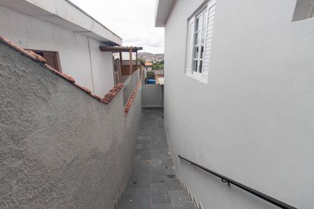 Casa para alugar com 90m², 2 quartos e 2 vagasCorredor externo
