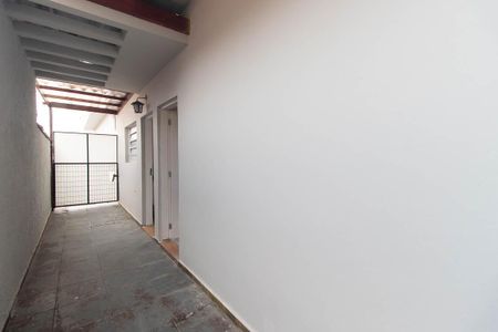 Casa para alugar com 90m², 2 quartos e 2 vagasCorredor externo