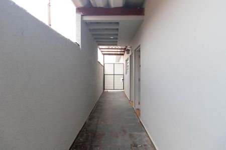 Casa para alugar com 90m², 2 quartos e 2 vagasCorredor externo