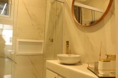 Banheiro de apartamento à venda com 1 quarto, 30m² em Leme, Rio de Janeiro