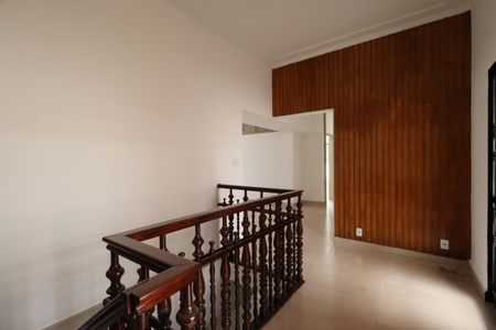 Casa para alugar com 482m², 4 quartos e 6 vagasEscada