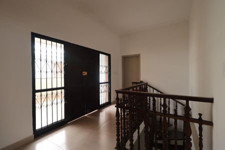 Casa para alugar com 482m², 4 quartos e 6 vagasEscada