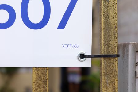 Casa à venda com 72m², 2 quartos e 2 vagasPlaca instalada no portão do imóvel - Código da placa: VGEF-685