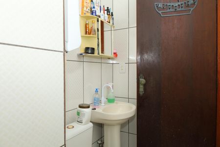 Casa à venda com 72m², 2 quartos e 2 vagasBanheiro 1