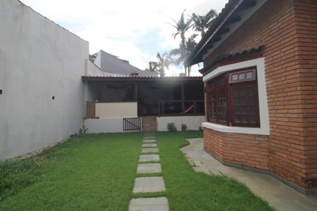 Casa à venda com 670m², 3 quartos e 4 vagasFundos da casa