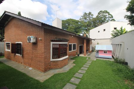 Casa à venda com 670m², 3 quartos e 4 vagasFundos da casa