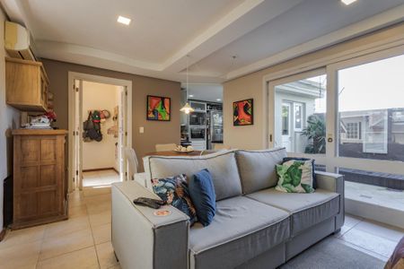 Sala de casa de condomínio à venda com 3 quartos, 250m² em Vila Jardim, Porto Alegre