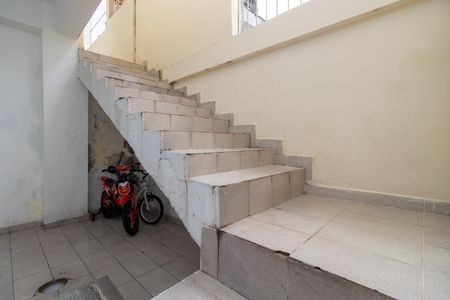 Casa para alugar com 80m², 2 quartos e 1 vagaEscada acesso Quarto de Serviço