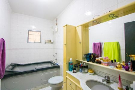 Casa à venda com 230m², 2 quartos e 2 vagasBanheiro do quarto 1