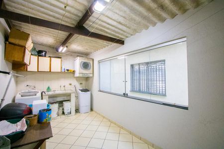 Casa à venda com 230m², 2 quartos e 2 vagasÁrea de serviço