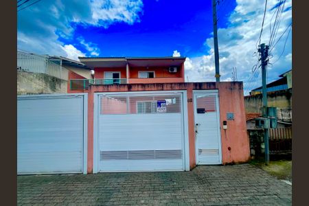 Casa à venda com 160m², 3 quartos e 4 vagasPlaca instalada na fachada do imóvel 