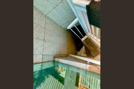 Casa à venda com 160m², 3 quartos e 4 vagasEscada acesso garagem 