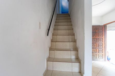Escada  de casa para alugar com 2 quartos, 60m² em Taboão, Diadema