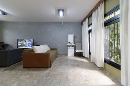 Casa à venda com 258m², 4 quartos e 2 vagas Casa à venda com 258m², 4 quartos e 2 vagasSala