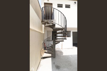 Casa à venda com 258m², 4 quartos e 2 vagas Casa à venda com 258m², 4 quartos e 2 vagasEscada