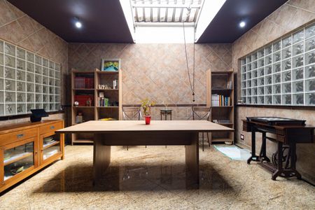 Casa à venda com 258m², 4 quartos e 2 vagas Casa à venda com 258m², 4 quartos e 2 vagasSalão