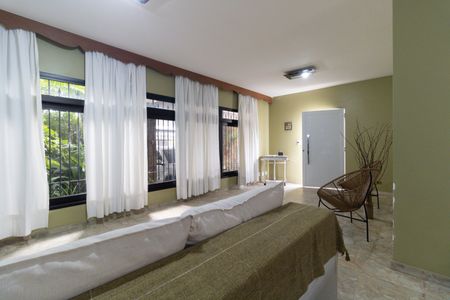 Casa à venda com 258m², 4 quartos e 2 vagas Casa à venda com 258m², 4 quartos e 2 vagasSala