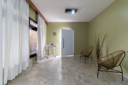 Casa à venda com 258m², 4 quartos e 2 vagas Casa à venda com 258m², 4 quartos e 2 vagasSala