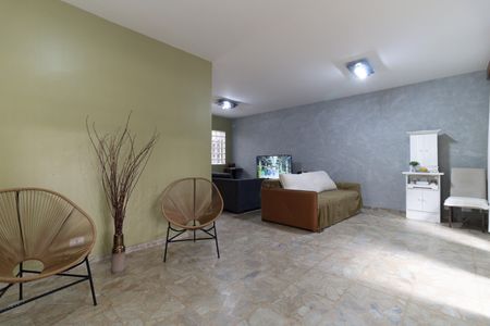 Casa à venda com 258m², 4 quartos e 2 vagas Casa à venda com 258m², 4 quartos e 2 vagasSala