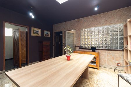 Casa à venda com 258m², 4 quartos e 2 vagas Casa à venda com 258m², 4 quartos e 2 vagasSalão