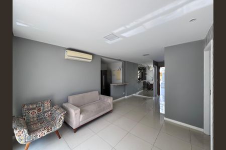 Casa de condomínio à venda com 149m², 3 quartos e 2 vagas Casa de condomínio à venda com 149m², 3 quartos e 2 vagasSala