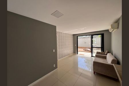 Casa de condomínio à venda com 149m², 3 quartos e 2 vagas Casa de condomínio à venda com 149m², 3 quartos e 2 vagasSala