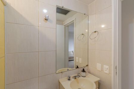 Banheiro  de apartamento à venda com 1 quarto, 55m² em Vila Nova Conceição, São Paulo