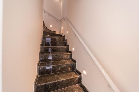 Casa de condomínio à venda com 50m², 2 quartos e 1 vaga Casa de condomínio à venda com 50m², 2 quartos e 1 vagaEscada