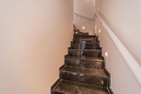 Casa de condomínio à venda com 50m², 2 quartos e 1 vaga Casa de condomínio à venda com 50m², 2 quartos e 1 vagaEscada