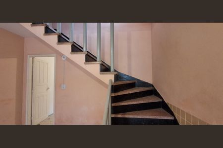 Casa à venda com 178m², 4 quartos e 2 vagasEscada