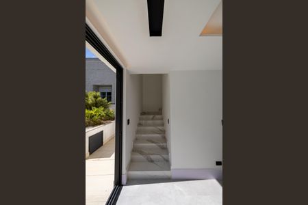 Casa de condomínio à venda com 640m², 4 quartos e 7 vagas Casa de condomínio à venda com 640m², 4 quartos e 7 vagasEscada de acesso