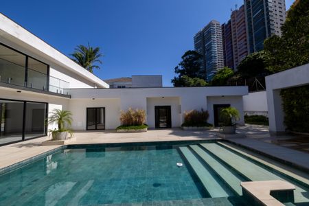 Casa de condomínio à venda com 640m², 4 quartos e 7 vagas Casa de condomínio à venda com 640m², 4 quartos e 7 vagasPiscina
