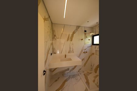 Casa de condomínio à venda com 640m², 4 quartos e 7 vagas Casa de condomínio à venda com 640m², 4 quartos e 7 vagasBanheiro da suite 4