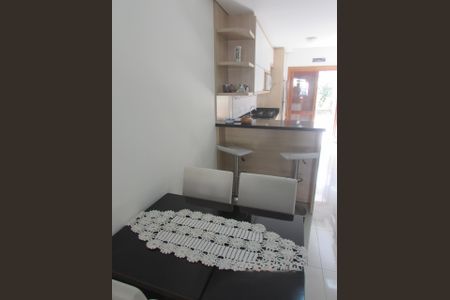 Sala de casa à venda com 2 quartos, 122m² em Guarujá, Porto Alegre