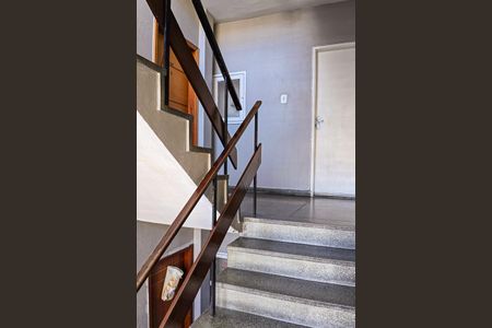 Apartamento para alugar com 48m², 2 quartos e 1 vaga Apartamento para alugar com 48m², 2 quartos e 1 vagaEscada