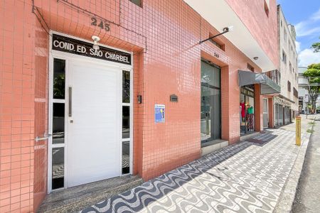 Apartamento para alugar com 74m², 2 quartos e 1 vagaFachada + plaquinha