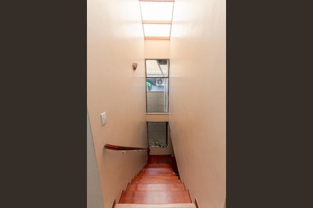 Casa à venda com 400m², 6 quartos e 4 vagasEscada