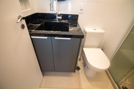 Banheiro de kitnet/studio para alugar com 1 quarto, 31m² em Campo Belo, São Paulo