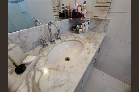 Apartamento à venda com 180m², 3 quartos e 4 vagas Apartamento à venda com 180m², 3 quartos e 4 vagasBanheiro da Suíte 2