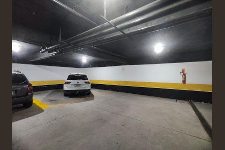 Apartamento à venda com 180m², 3 quartos e 4 vagas Apartamento à venda com 180m², 3 quartos e 4 vagasÁrea Comum GaragemÁrea Comum Garagem