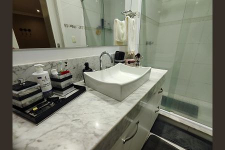 Apartamento à venda com 180m², 3 quartos e 4 vagas Apartamento à venda com 180m², 3 quartos e 4 vagasBanheiro da Suíte 1