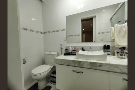 Apartamento à venda com 180m², 3 quartos e 4 vagas Apartamento à venda com 180m², 3 quartos e 4 vagasBanheiro da Suíte 1