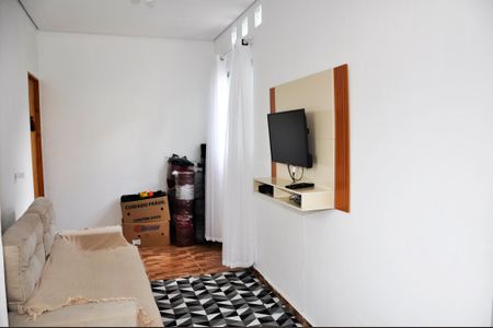 Detalhe - Sala de casa para alugar com 2 quartos, 42m² em Vila Picinin, São Paulo