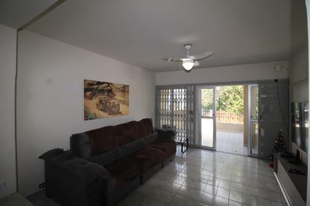 Casa à venda com 224m², 4 quartos e 2 vagasSala