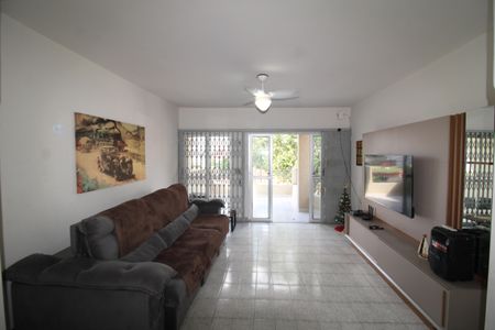 Casa à venda com 224m², 4 quartos e 2 vagasSala