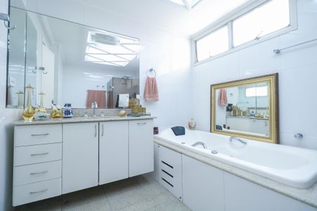 Apartamento para alugar com 340m², 5 quartos e 3 vagas Apartamento para alugar com 340m², 5 quartos e 3 vagasBanheiro da Suíte 3